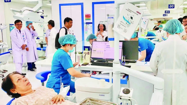 Người cao tuổi khám sức khỏe tại Bệnh viện Thống Nhất.