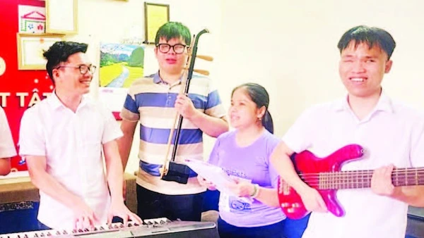 Nguyễn Thảo Xuân (thứ hai từ phải sang) tập hát cùng các bạn