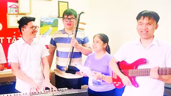 Nguyễn Thảo Xuân (thứ hai từ phải sang) tập hát cùng các bạn