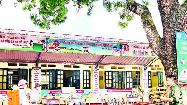 Cán bộ Trạm Y tế xã Kha Sơn, tỉnh Thái Nguyên phun hóa chất tiêu trùng, khử độc, bảo vệ môi trường sau lũ lụt do ảnh hưởng bão số 11.