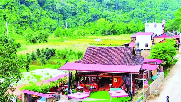 Một nhà sàn truyền thống được người dân cải tạo thành homestay ở khu vực ven hồ Ba Bể. (Ảnh TUẤN SƠN)