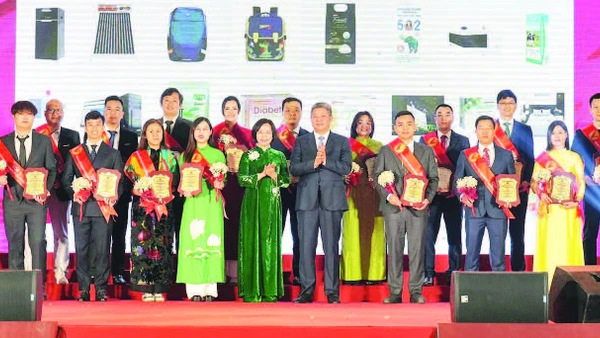 Lãnh đạo Thành phố Hà Nội trao chứng nhận cho các doanh nghiệp đạt TOP 1 hàng Việt Nam được người tiêu dùng yêu thích năm 2025.