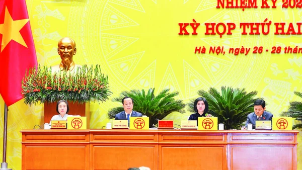 Đoàn Chủ tịch kỳ họp thứ 28 Hội đồng nhân dân thành phố Hà Nội. ( Ảnh THẾ ĐẠI)