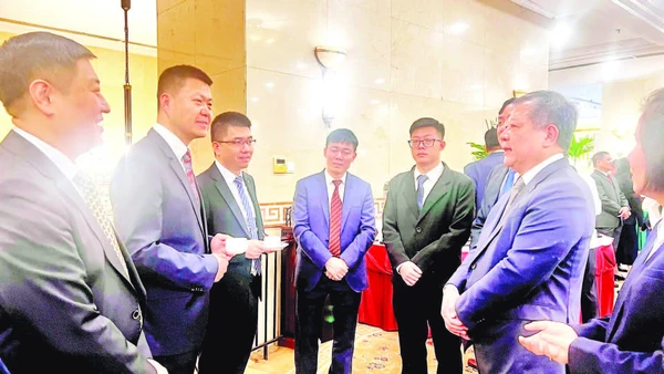 Lãnh đạo Cục Quản lý xuất, nhập cảnh, Bộ Công an và Cục Quản lý di dân quốc gia của Trung Quốc trao đổi tại hội nghị đánh giá kết quả hợp tác phòng chống xuất, nhập cảnh trái phép đầu tháng 11/2025.