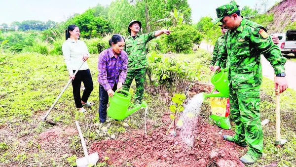 Chiến sĩ Đồn Biên phòng Cửa khẩu Chi Ma giúp nhân dân trồng ổi trong mô hình “Vườn kiểu mẫu”.