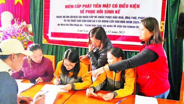 Hội Chữ thập đỏ tỉnh cấp phát tiền mặt hỗ trợ nhân dân xã Cần Yên.