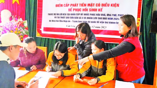Hội Chữ thập đỏ tỉnh cấp phát tiền mặt hỗ trợ nhân dân xã Cần Yên.
