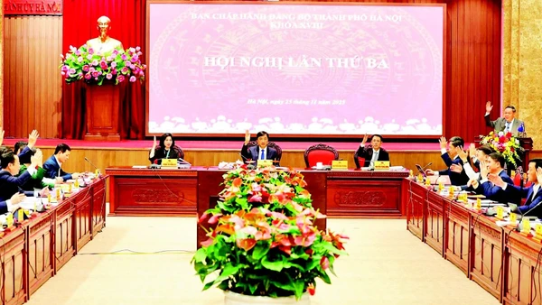 Ban Chấp hành Đảng bộ Thành phố Hà Nội biểu quyết thông qua hội nghị lần thứ ba, trong đó có Quy định mới về công tác cán bộ.