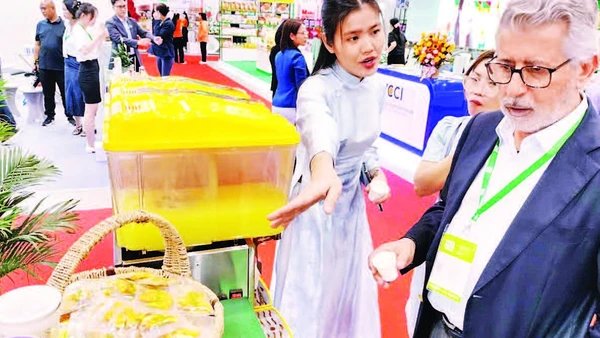 Khách quốc tế tham quan một gian hàng thực phẩm Việt Nam tại Vietnam Foodexpo 2025