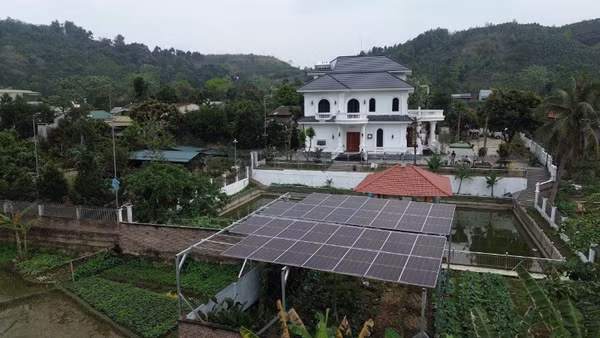 Hệ thống điện mặt trời mái nhà tại nhà ông Văn Hữu Khánh tại Bát Xát (Lào Cai).