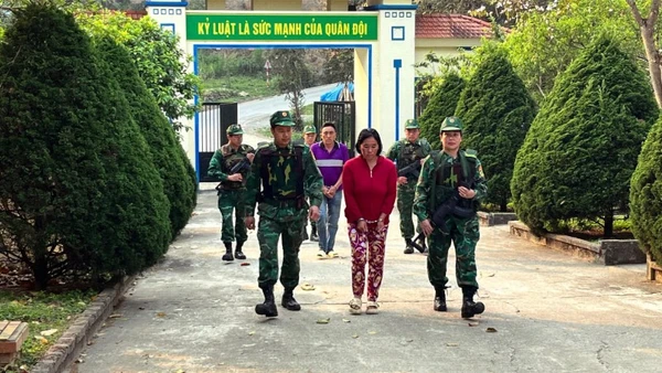 Bộ đội Biên phòng áp giải 2 đối tượng.