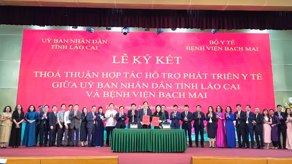 Đồng chí Vũ Thị Hiền Hạnh, Phó Chủ tịch Ủy ban nhân dân tỉnh Lào Cai và PGS, TS Đào Xuân Cơ, Giám đốc Bệnh viện Bạch Mai ký kết thỏa thuận hợp tác.