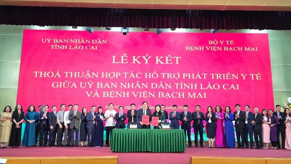 Đồng chí Vũ Thị Hiền Hạnh, Phó Chủ tịch Ủy ban nhân dân tỉnh Lào Cai và PGS, TS Đào Xuân Cơ, Giám đốc Bệnh viện Bạch Mai ký kết thỏa thuận hợp tác.