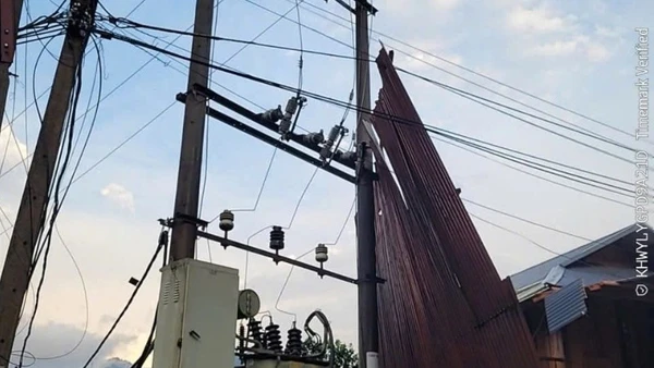 Mái tôn bị gió lốc cuốn bay vào khu vực trạm biến áp, gây hư hỏng thiết bị tại xã Thượng Bằng La.