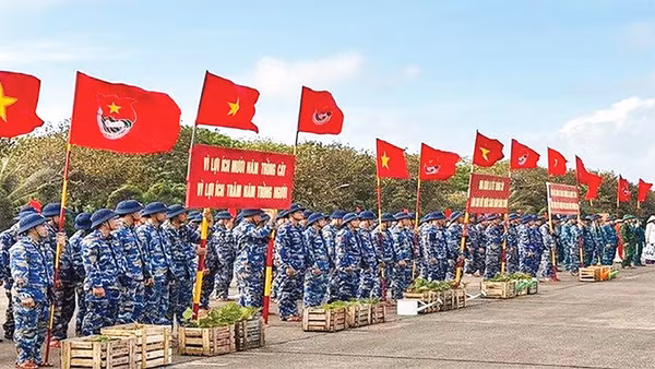 Quân dân đặc khu Trường Sa hưởng ứng Tết trồng cây đời đời nhớ ơn Bác Hồ. (Ảnh CTV)