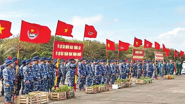 Quân dân đặc khu Trường Sa hưởng ứng Tết trồng cây đời đời nhớ ơn Bác Hồ. (Ảnh CTV)