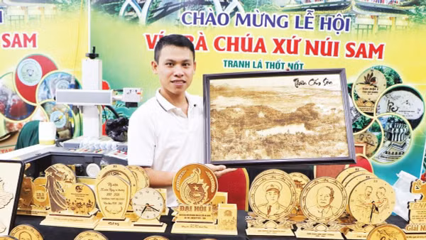 Những gỗ lá đơn sơ được anh Vũ Linh khéo léo tạo thành sản phẩm thủ công mỹ nghệ.
