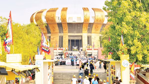 Đền thờ Vua Hùng, phường Bình Thủy, Cần Thơ thu hút đông du khách. 