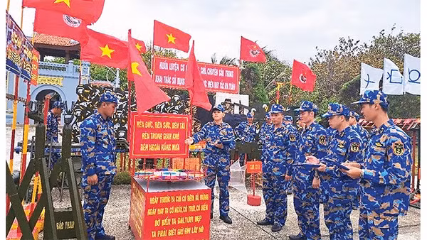 Chấm thi mô hình học cụ trong lễ ra quân huấn luyện tại đảo Trường Sa. (Ảnh CTV)