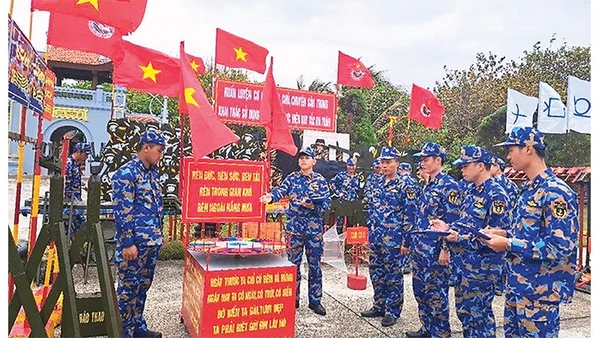 Chấm thi mô hình học cụ trong lễ ra quân huấn luyện tại đảo Trường Sa. (Ảnh CTV)
