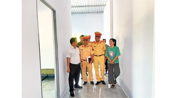 Vợ chồng ông Nguyễn Ngọc Vương vui mừng trong căn nhà mới.