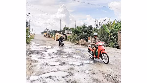 Tuyến đường Ninh Quới-Hồng Dân thi công dang dở, xuống cấp trầm trọng.