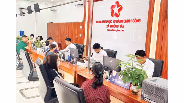 Hỗ trợ người dân làm thủ tục tại Trung tâm phục vụ hành chính công xã Trường Tân (thành phố Hải Phòng). 