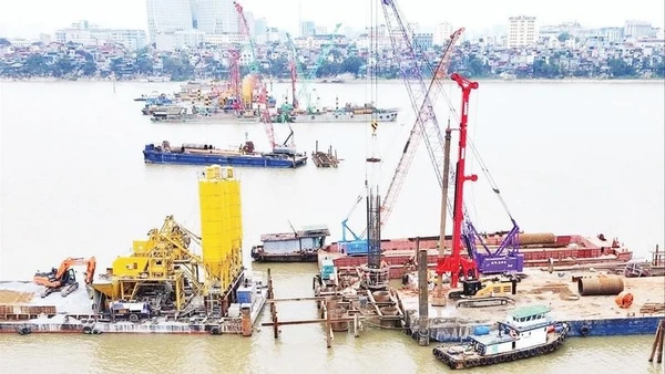Các dự án trọng điểm trên địa bàn Thành phố Hà Nội đang được tập trung bảo đảm tiến độ. Trong ảnh: Công trường xây dựng cầu Trần Hưng Đạo đang khẩn trương thi công. (Ảnh QUANG THÁI)