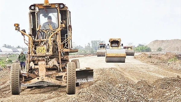 Phương tiện cơ giới thi công đoạn đường bộ ven biển qua cánh đồng xã Tân Tiến, tỉnh Thanh Hóa.