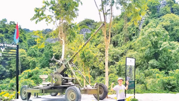 Khu du lịch sinh thái “Đường Trường Sơn huyền thoại - Hang Chỉ Huy” trên đường 20 Quyết thắng.
