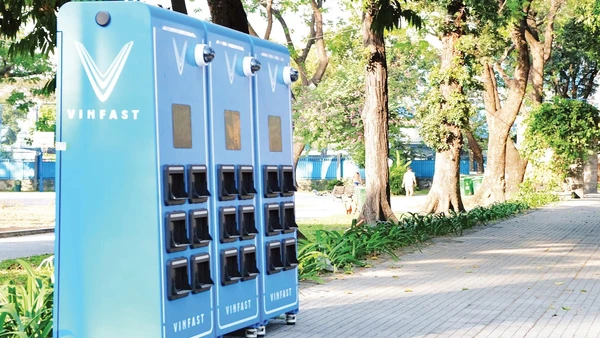 Tủ đổi pin xe máy điện mới được lắp đặt trên vỉa hè đường Điện Biên Phủ, phường Tân Định. (Ảnh THẾ ANH)