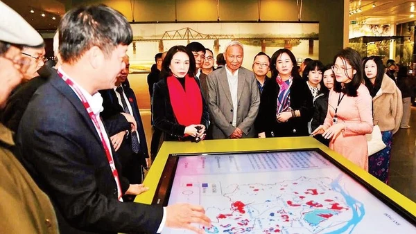 Các đại biểu tìm hiểu về không gian trưng bày tại Bảo tàng Hà Nội qua môi trường số.