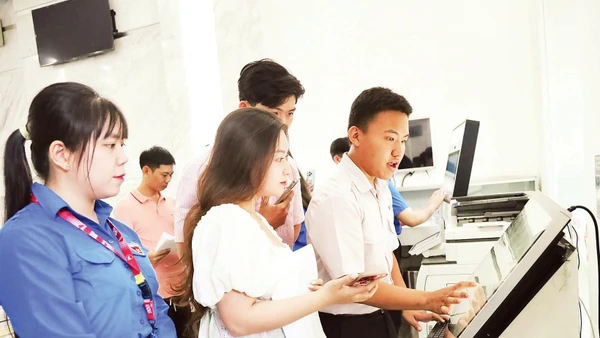 Sinh viên Học viện Cán bộ Thành phố Hồ Chí Minh hướng dẫn người dân thực hiện thủ tục hành chính tại Ủy ban nhân dân phường Sài Gòn.