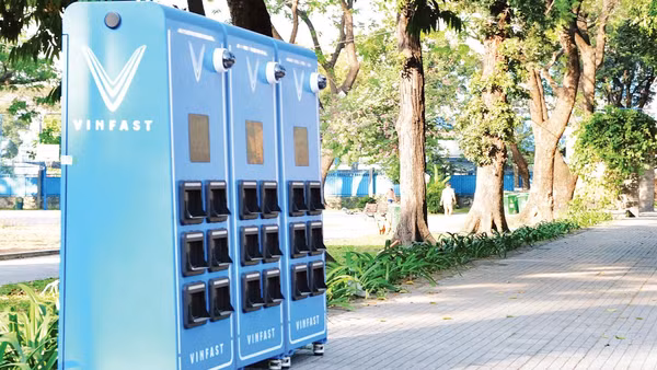 Tủ đổi pin xe máy điện mới được lắp đặt trên vỉa hè đường Điện Biên Phủ, phường Tân Định. (Ảnh THẾ ANH)