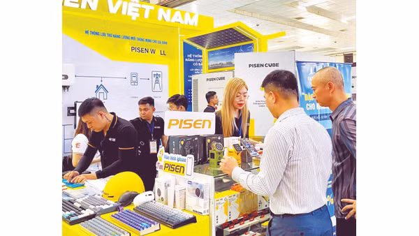 Nhiều sản phẩm, giải pháp chuyển dịch năng lượng được doanh nghiệp giới thiệu tại Hội chợ triển lãm quốc tế Công nghệ năng lượng-môi trường Hà Nội năm 2026. 