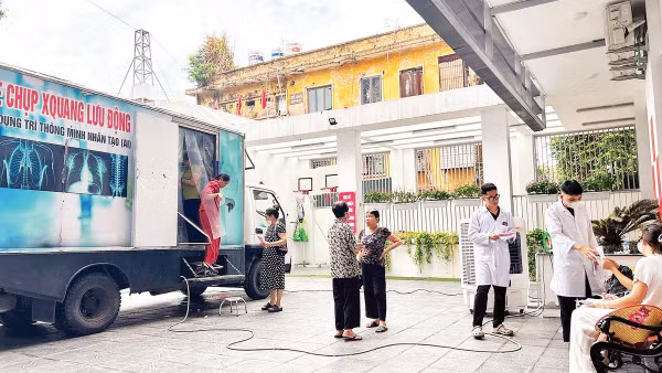 Các phương tiện chuyên dụng như máy chụp X-quang, siêu âm... được triển khai tại các điểm khám trong khu dân cư.