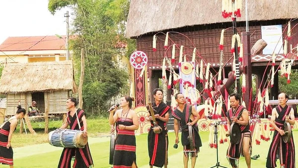 Nghệ nhân dân tộc Brâu thường xuyên biểu diễn “Sáp sam pu” thể hiện sự đoàn kết cộng đồng sâu sắc.