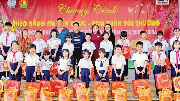 Trao quà Tết tặng học sinh có hoàn cảnh khó khăn.