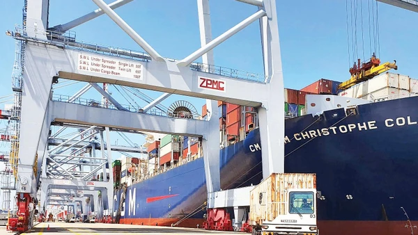 Bốc dỡ hàng hóa tại cảng Cái Mép-Thị Vải, phường Tân Thành, Thành phố Hồ Chí Minh. (Ảnh THẾ ANH)