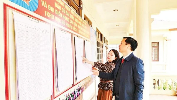 Kiểm tra việc niêm yết danh sách cử tri tại các khu vực bỏ phiếu trên địa bàn xã Phú Nghĩa.