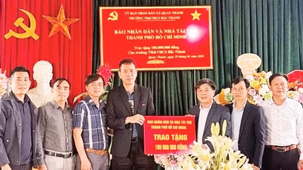 Đại diện Báo Nhân Dân tại Nghệ An trao tặng 100 triệu đồng cho Trường tiểu học và trung học cơ sở Bắc Thành. (Ảnh CHÂU PHƯỢNG)