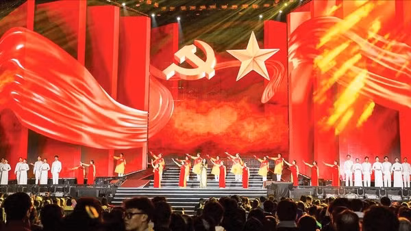 Liên khúc “Lá cờ Đảng-Việt Nam ơi mùa xuân đến rồi” mở màn chương trình nghệ thuật.