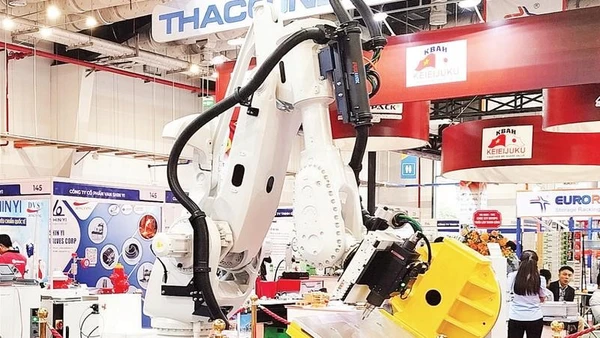 Máy móc, thiết bị do THACO Industries sản xuất được trưng bày tại Diễn đàn “Thúc đẩy phát triển công nghiệp hỗ trợ Việt Nam trong chuỗi cung ứng toàn cầu”.