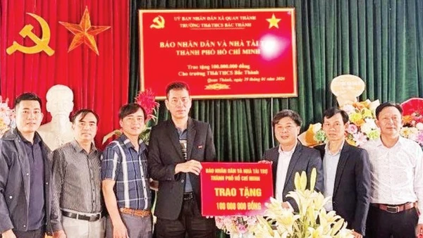 Đại diện Báo Nhân Dân tại Nghệ An trao tặng 100 triệu đồng cho Trường tiểu học và trung học cơ sở Bắc Thành. (Ảnh CHÂU PHƯỢNG)