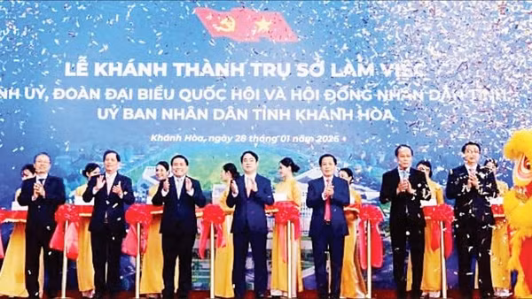 Các đại biểu cắt băng khánh thành trụ sở làm việc mới tỉnh Khánh Hòa. (Ảnh VŨ TÂN)