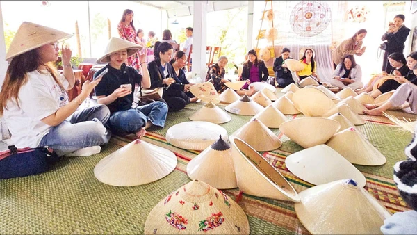 Du khách tham quan, tìm hiểu nghề làm nón ngựa Phú Gia.