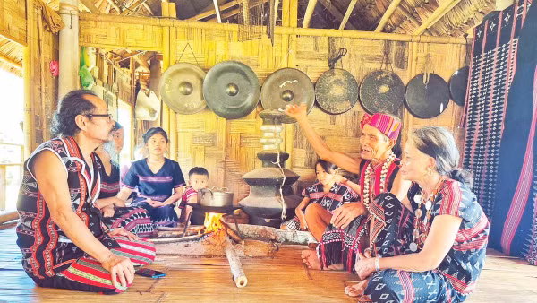 Ông Sen (quấn khăn trên đầu) tự hào nói về Puk-bóh.