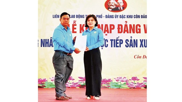 Chị Trần Thị Hồng Phượng (Công ty TNHH Một thành viên Dịch vụ công ích Quận 7) vinh dự nhận Quyết định kết nạp đảng viên tại Côn Đảo vào ngày 3/2/2026.