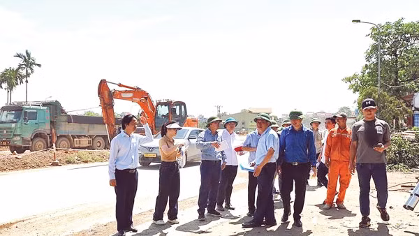 Thường trực Đảng ủy xã Phú Nghĩa kiểm tra thực địa công tác giải phóng mặt bằng Dự án cải tạo, nâng cấp Quốc lộ 6 đoạn Ba La - Xuân Mai qua địa bàn xã. 