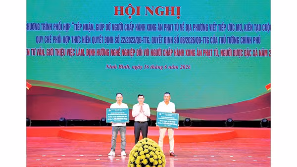 Giám đốc Chi nhánh Ngân hàng Chính sách xã hội tỉnh Ninh Bình trao hợp đồng vay vốn cho đại diện 2 cơ sở, hộ kinh doanh. 